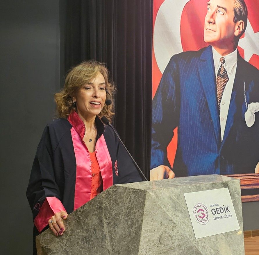 Mezuniyet töreninde Ebru Şinik