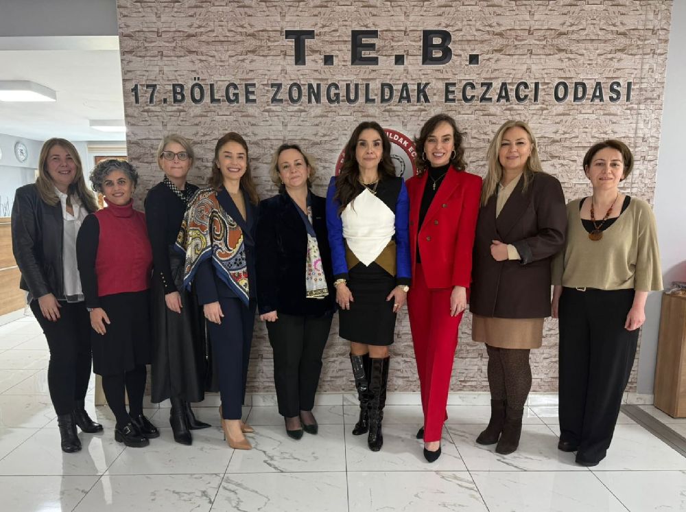Zonguldak Eczacılar Odası 8 Mart Dünya Kadınlar Günü etkinliği toplu fotoğraf